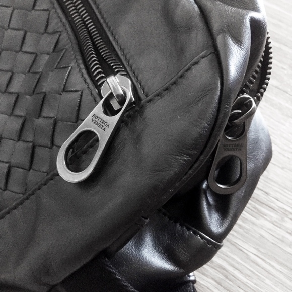 BOTTEGA VENETA sling black leather belt bag unisex - Picture 5 of 8